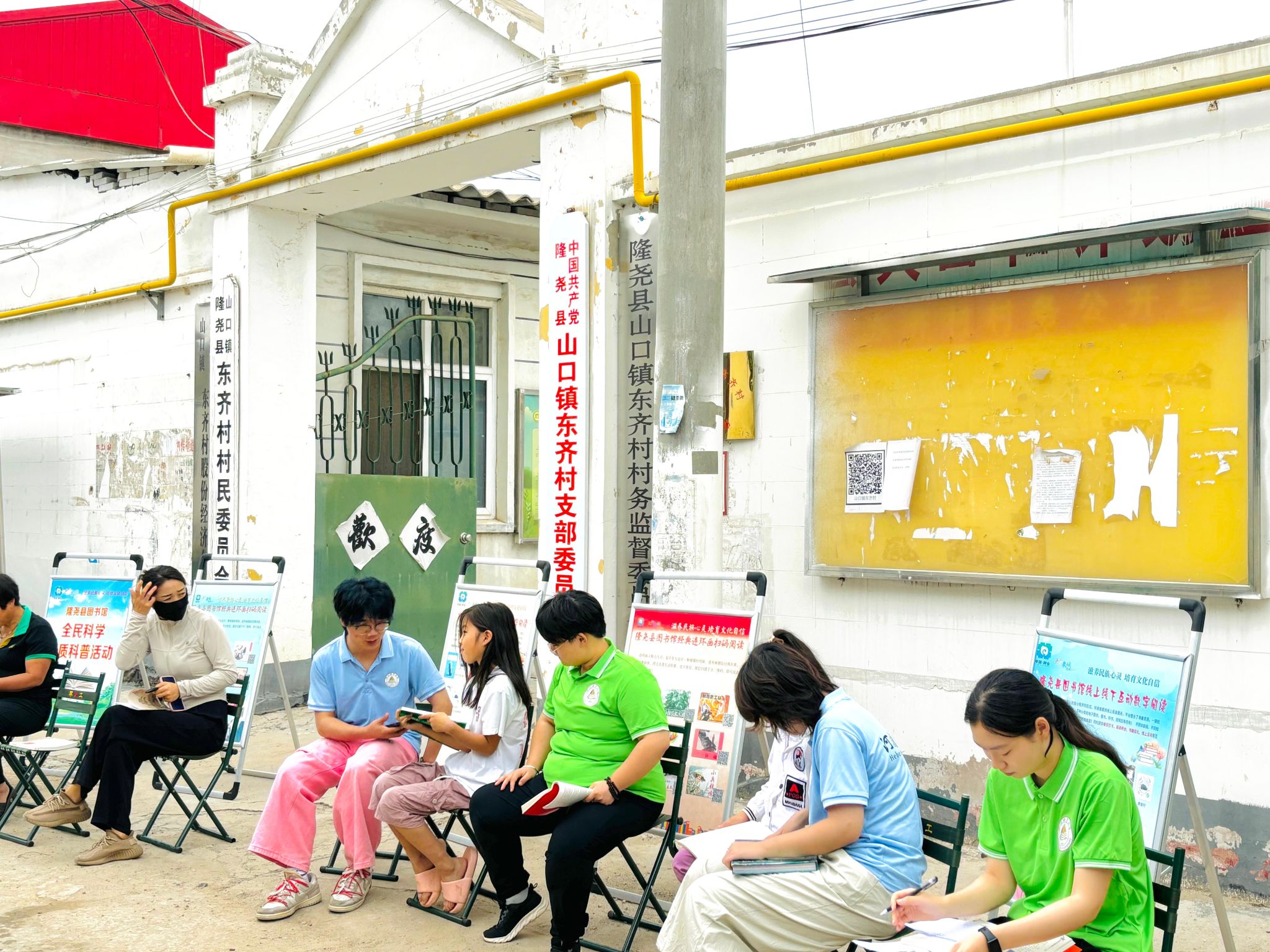 管理学院语道弘文小分队 成员下乡指导普通话阅读.jpg