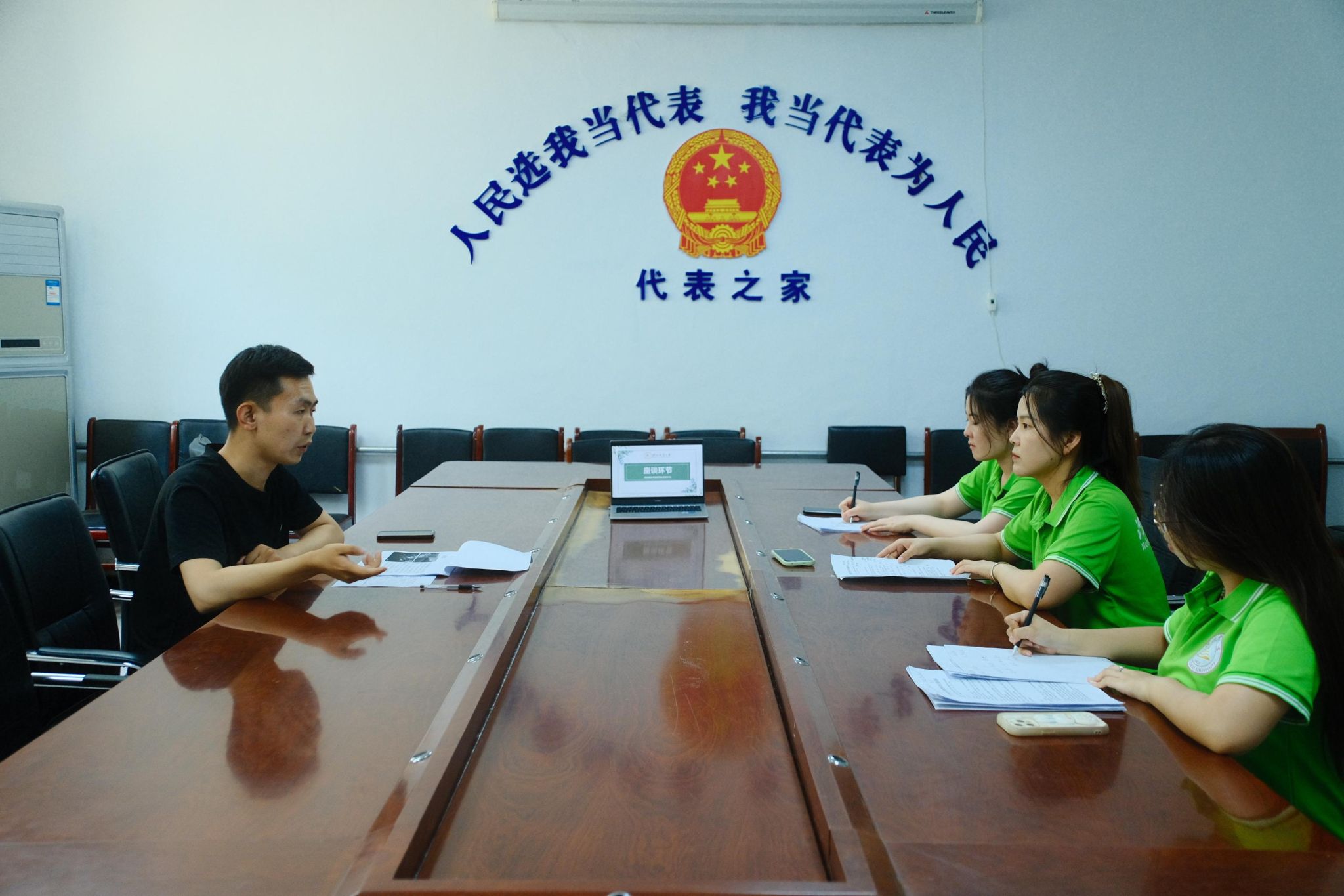 小分队与龙泉关镇宣传部白部长开展座谈.jpg 小分队与龙泉关镇宣传部白部长开展座谈.jpg