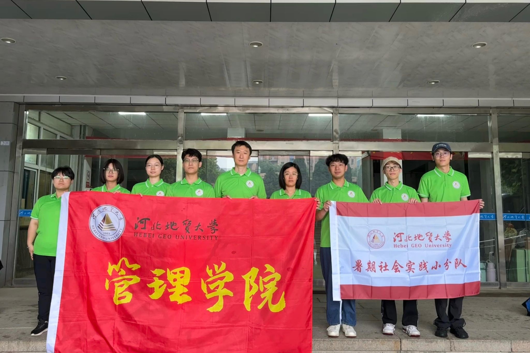 管理学院鸣言论彧小分队出发.jpg