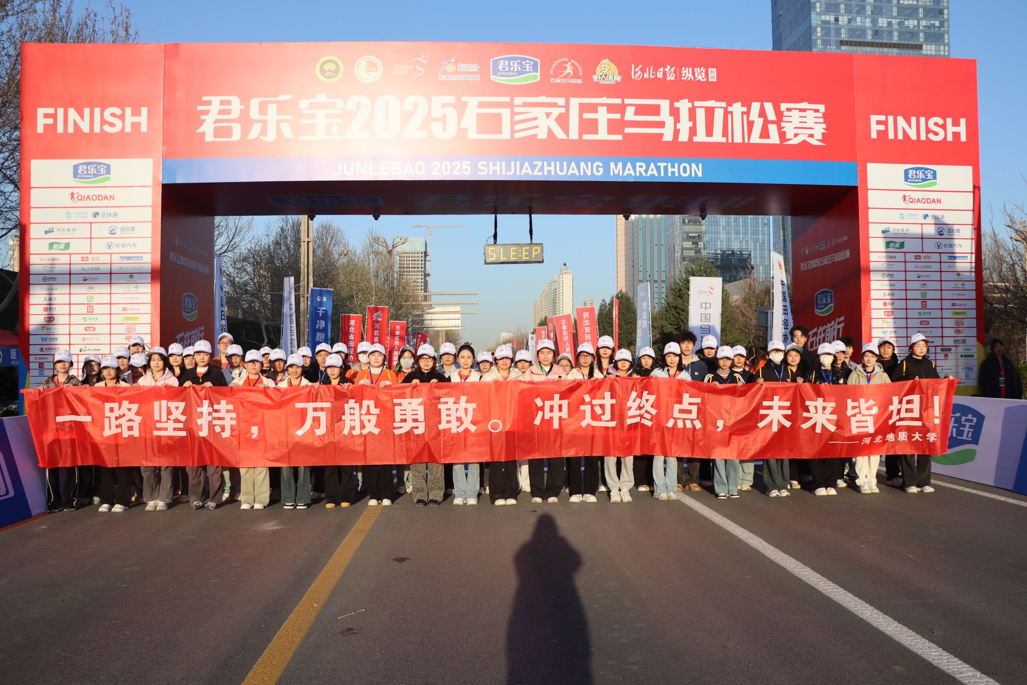 我校志愿者在终点欢迎石马运动员.jpg