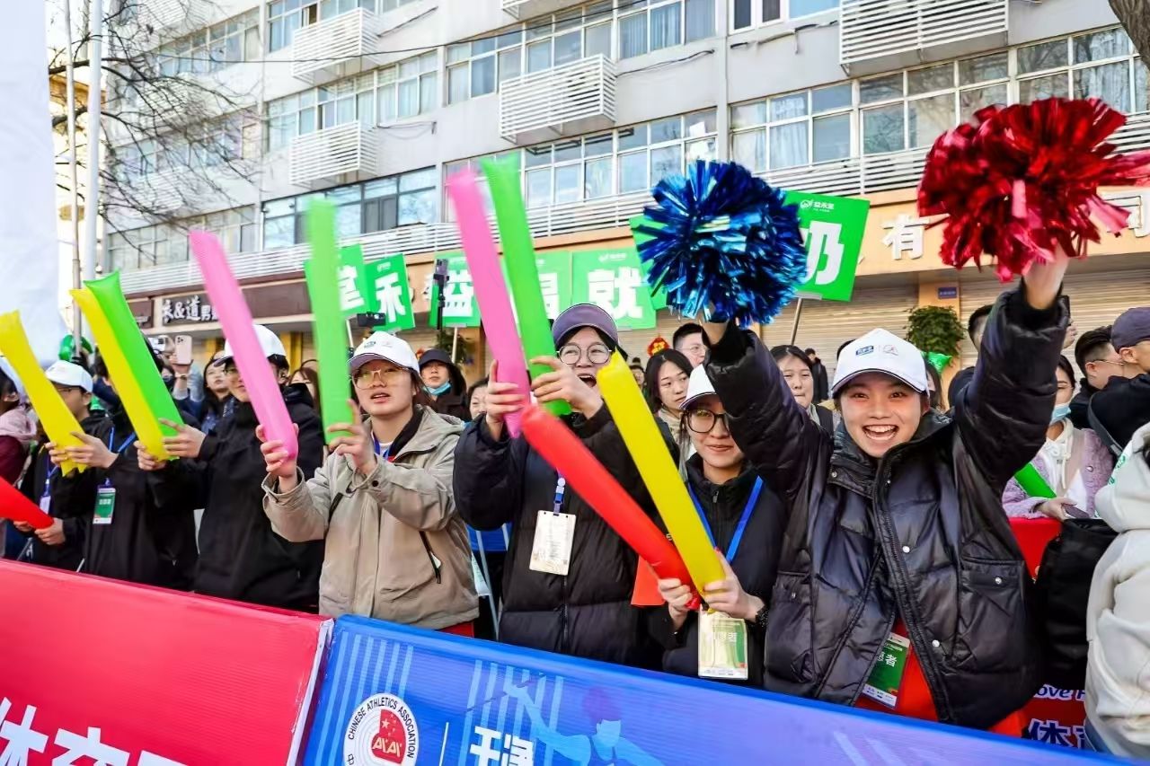 我校志愿者为石马运动员加油鼓劲.jpg