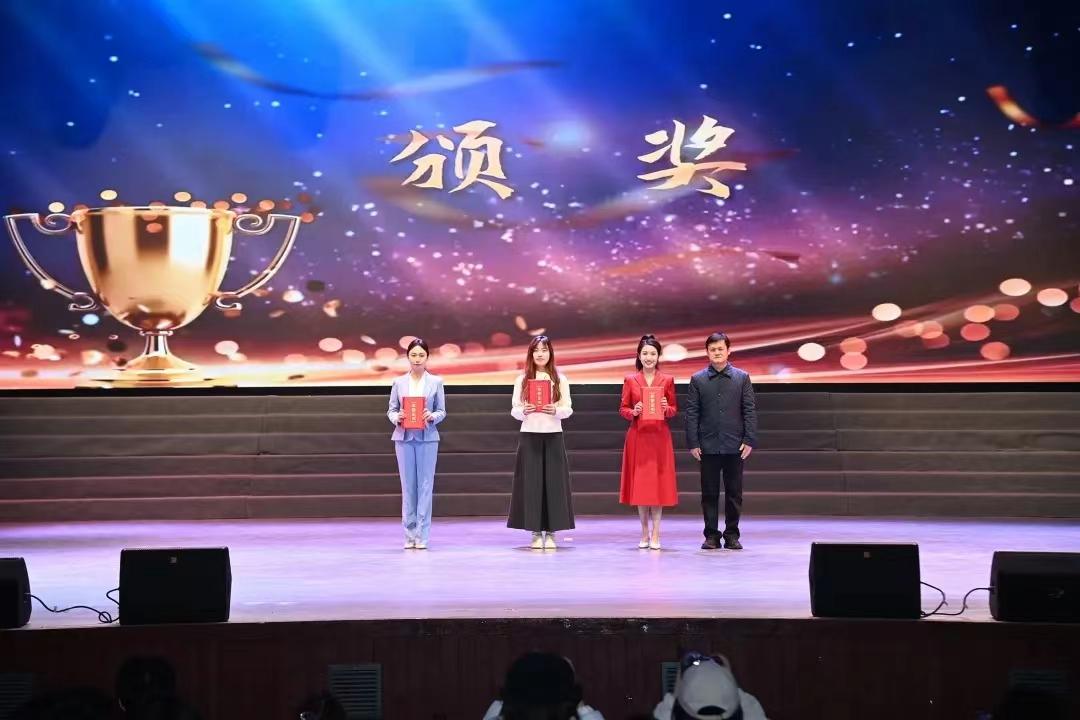 我校学生(左一)荣获二等奖.jpg 我校学生(左一)荣获二等奖.jpg
