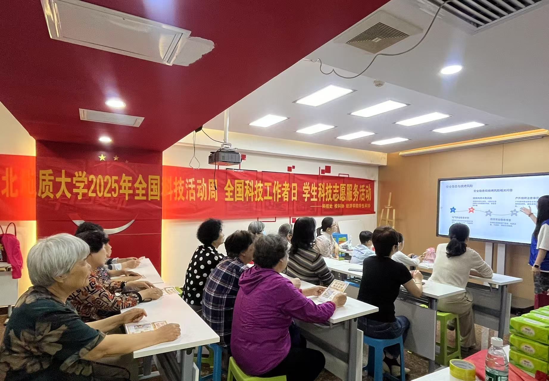 工作人员为社区居民讲解防灾减灾、食品安全相关知识.jpg