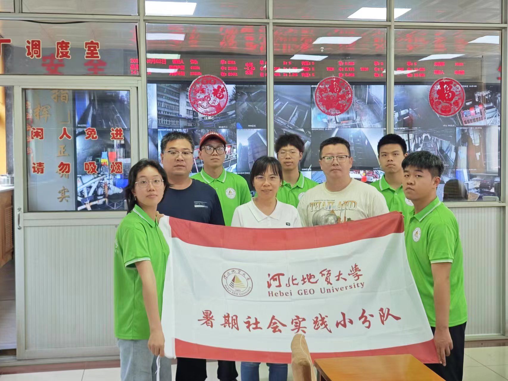 工程师与小分队成员在调度室门前的合照.jpg